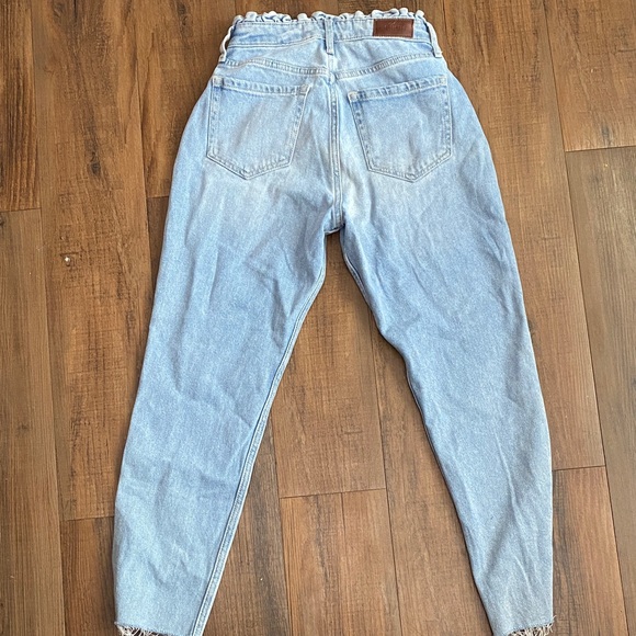 Hollister Light Wash Curvy High-Rise Mom Jeans - Picture 4 of 11